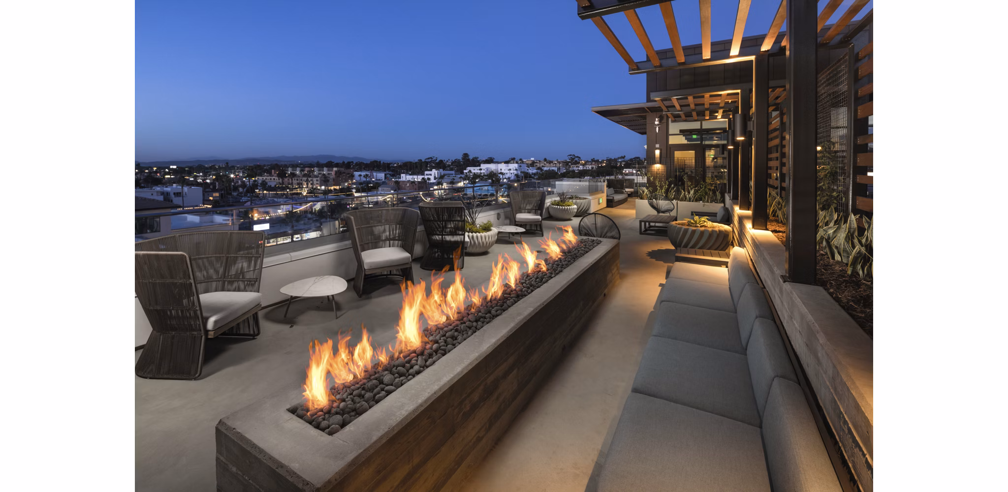 Pierside South Apartments: Relaxing patio area with outdoor seating near the waterfront, ideal for leisure and social gatherings