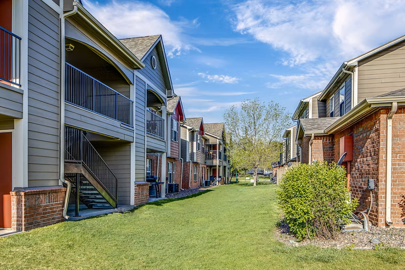 Allison Pointe Apartments: Elegant view of luxury apartments set in serene surroundings