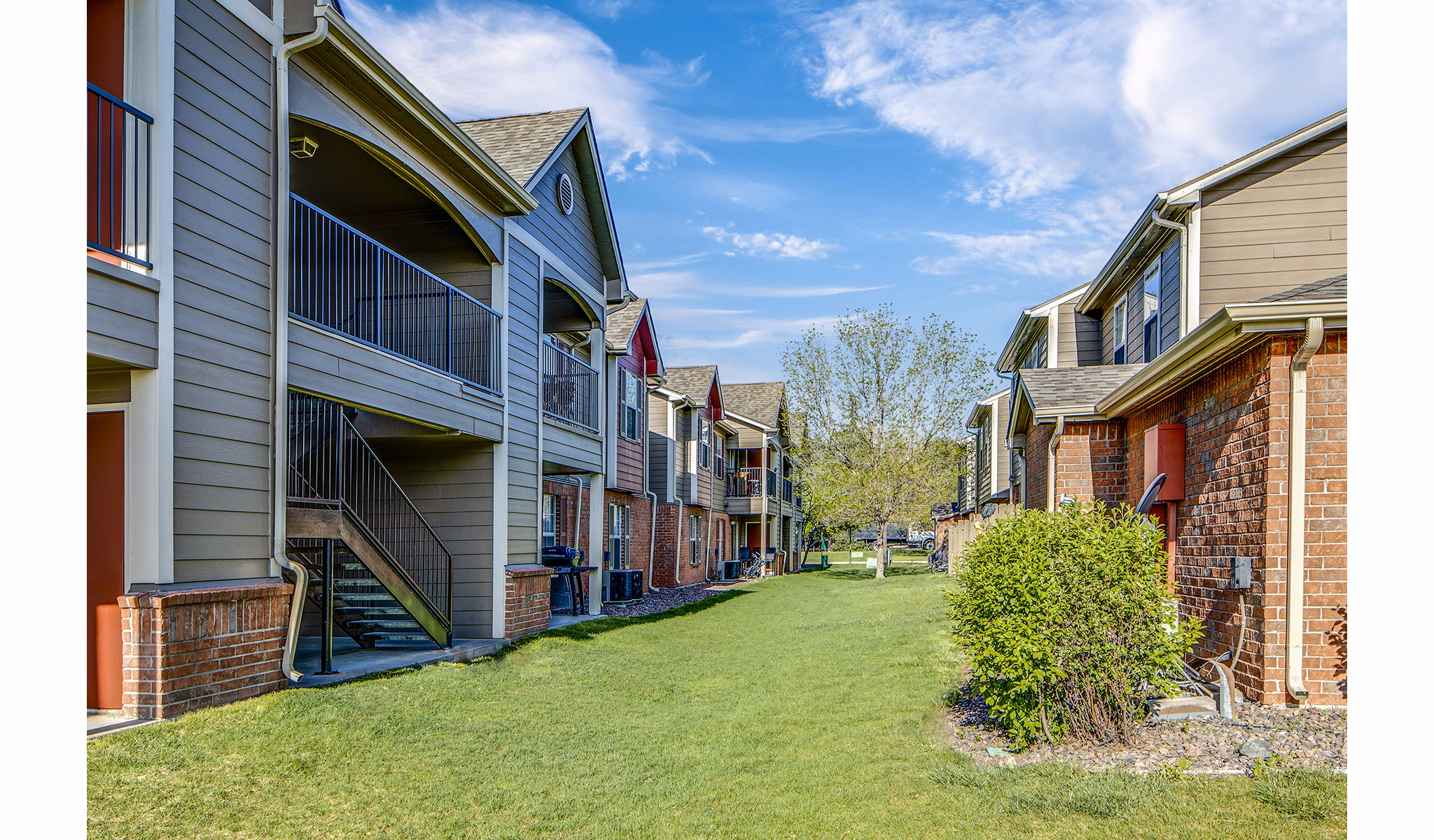 Allison Pointe Apartments: Elegant view of luxury apartments set in serene surroundings