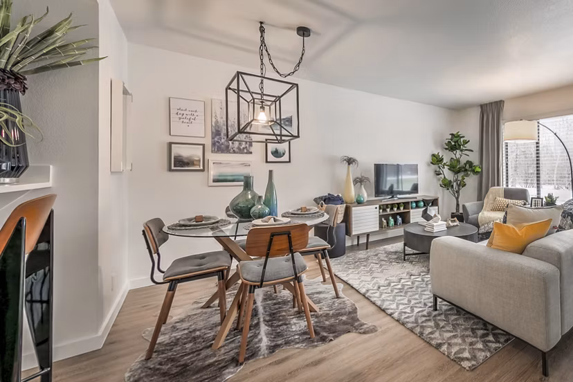 dining room at Reedhouse Apartments