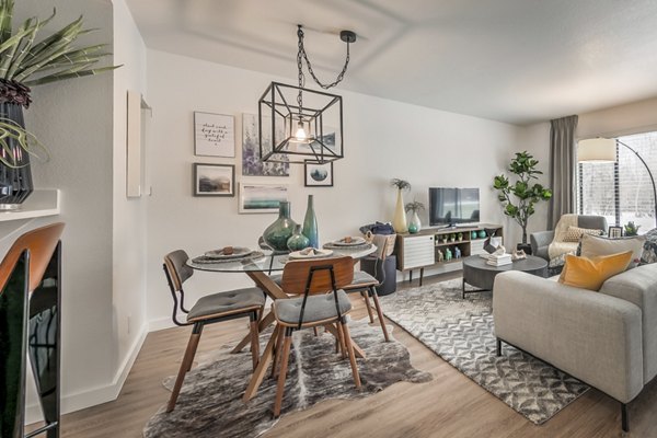 dining room at Reedhouse Apartments