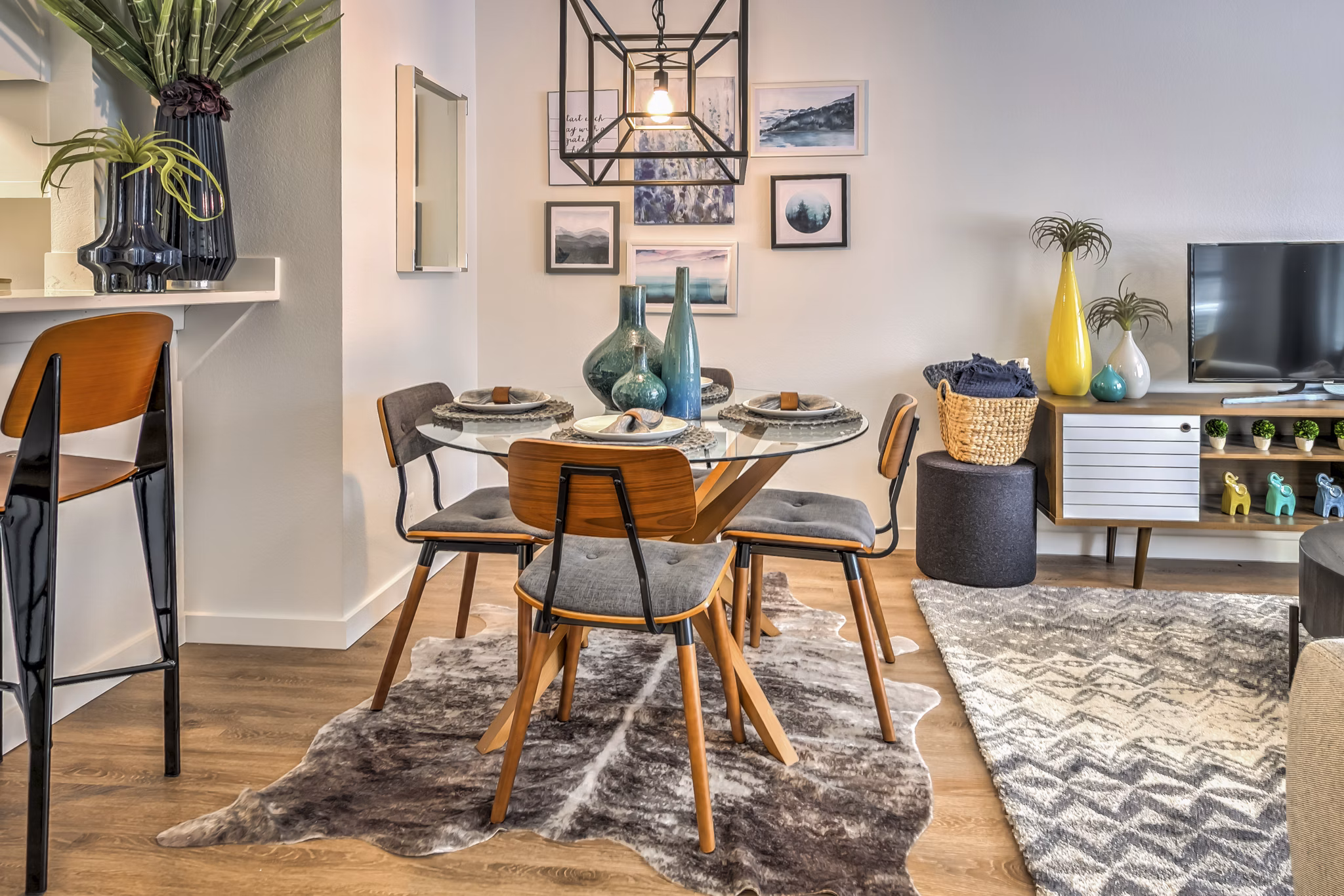 dining room at Reedhouse Apartments