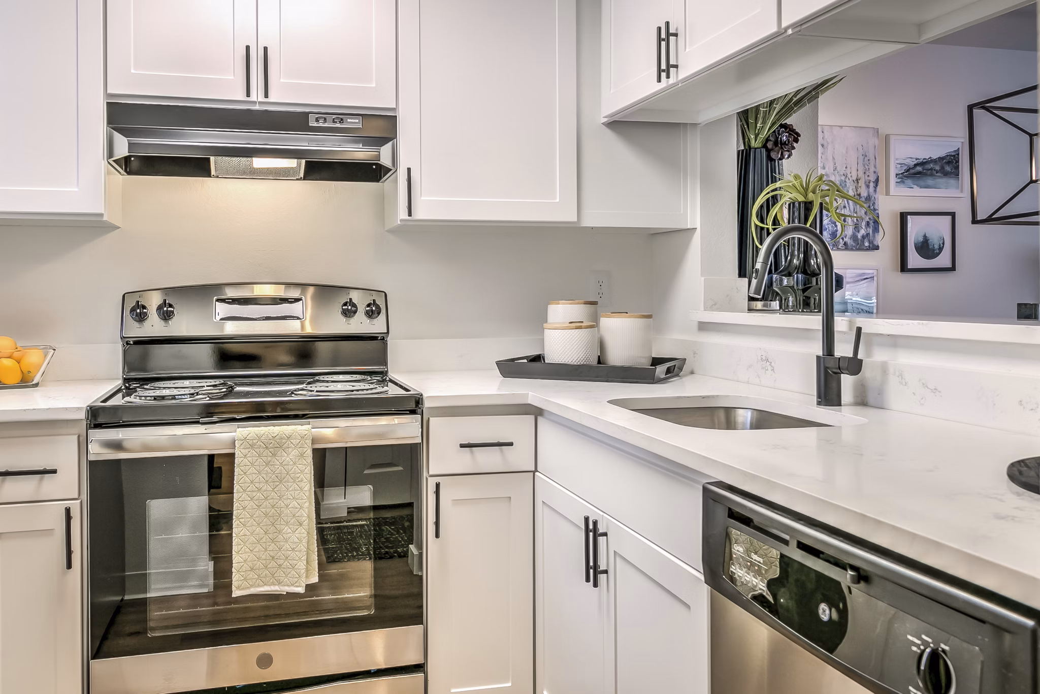 kitchen at Reedhouse Apartments
