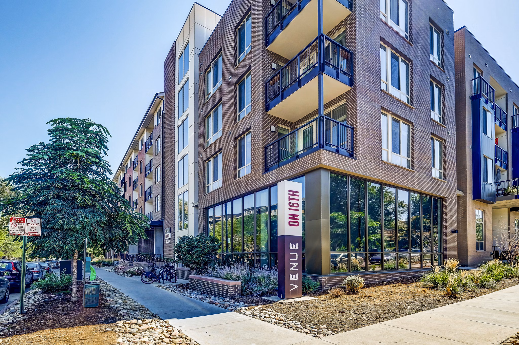 Venue on 16th: Contemporary building of luxury apartments in an urban setting