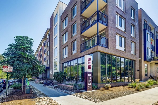Venue on 16th: Contemporary building of luxury apartments in an urban setting