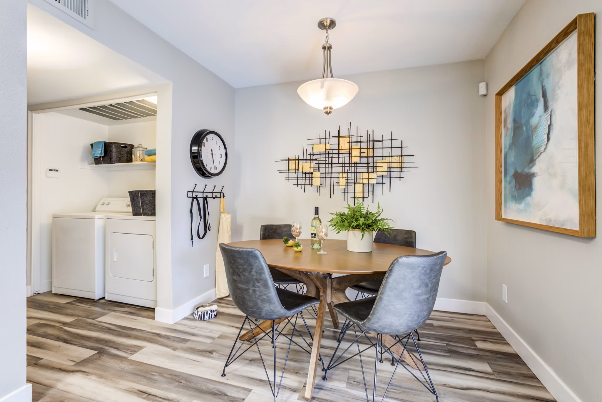 Dining area with modern furnishings in Avana Chandler Apartments