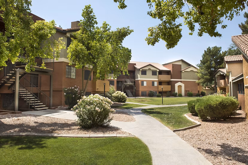 Avana Gilbert: Elegant luxury apartment with palm trees in Gilbert, Arizona