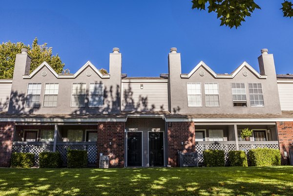  building/exterior at Spring Park Apartments