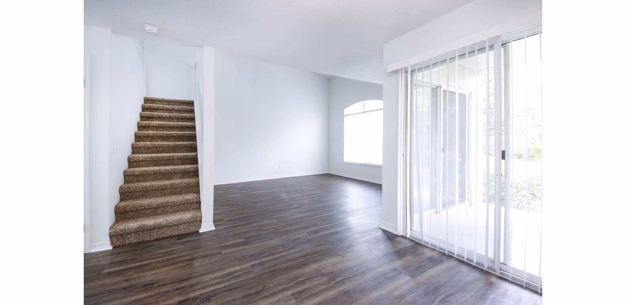 Spacious living room with contemporary decor in Mira Flores Apartments