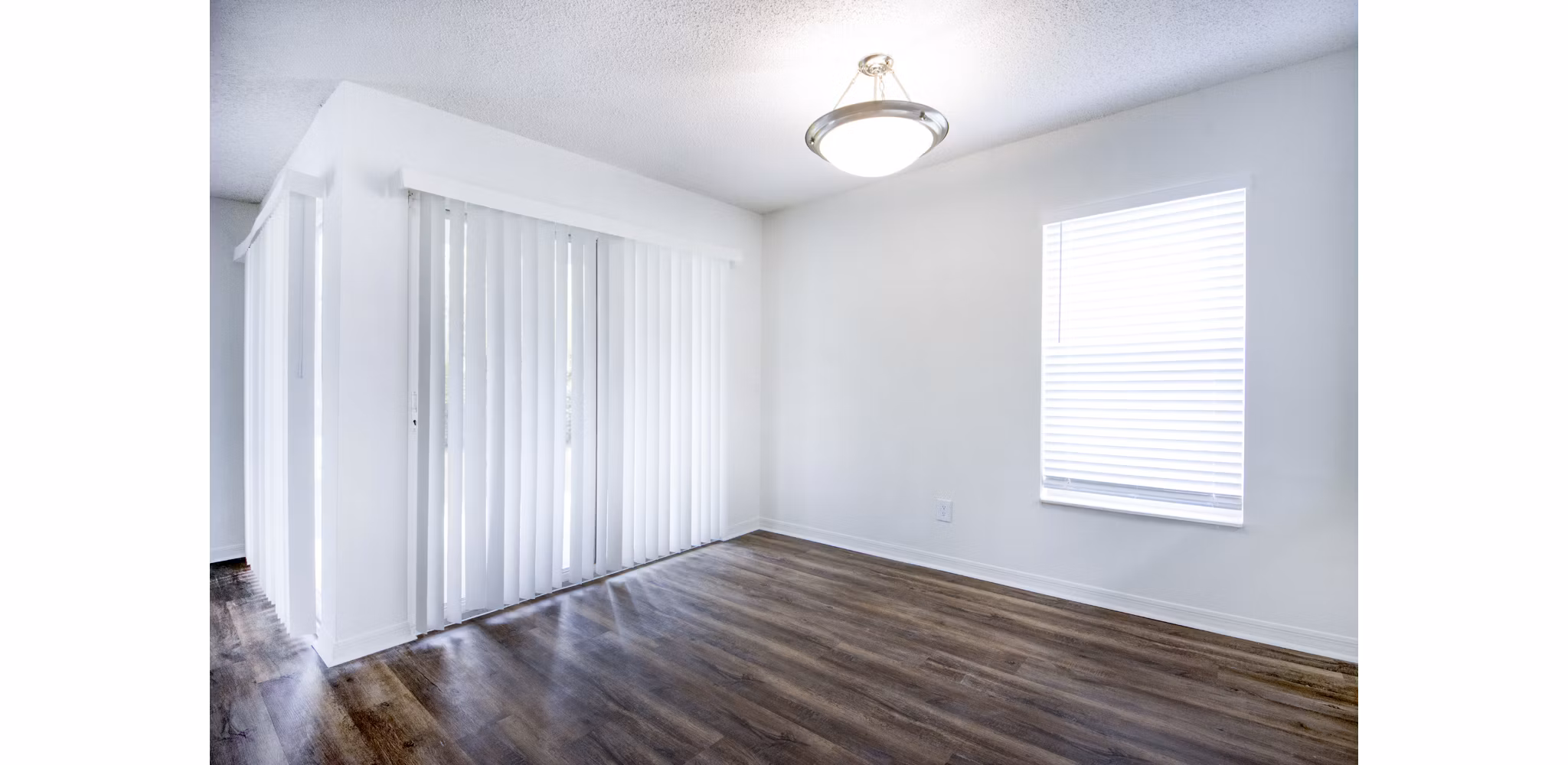 Spacious living room with modern decor at Mira Flores Apartments