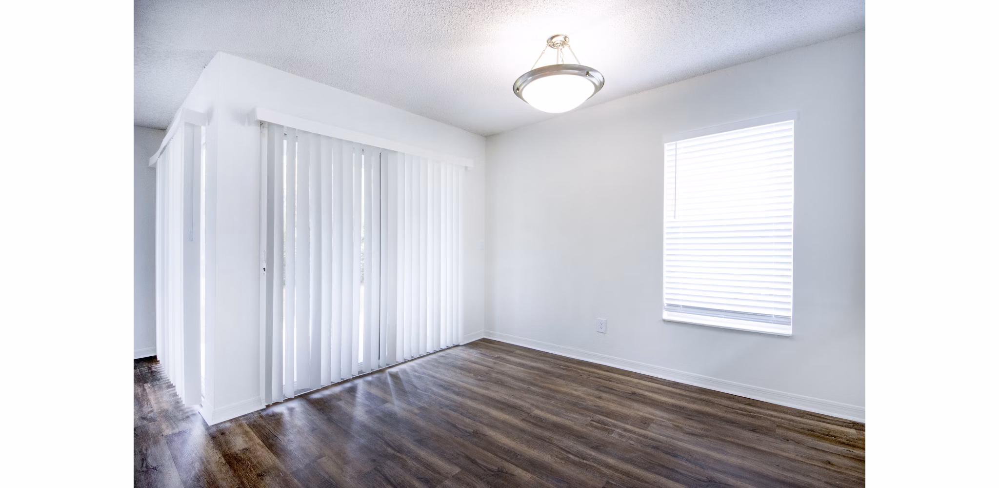 Spacious living room with modern decor at Mira Flores Apartments