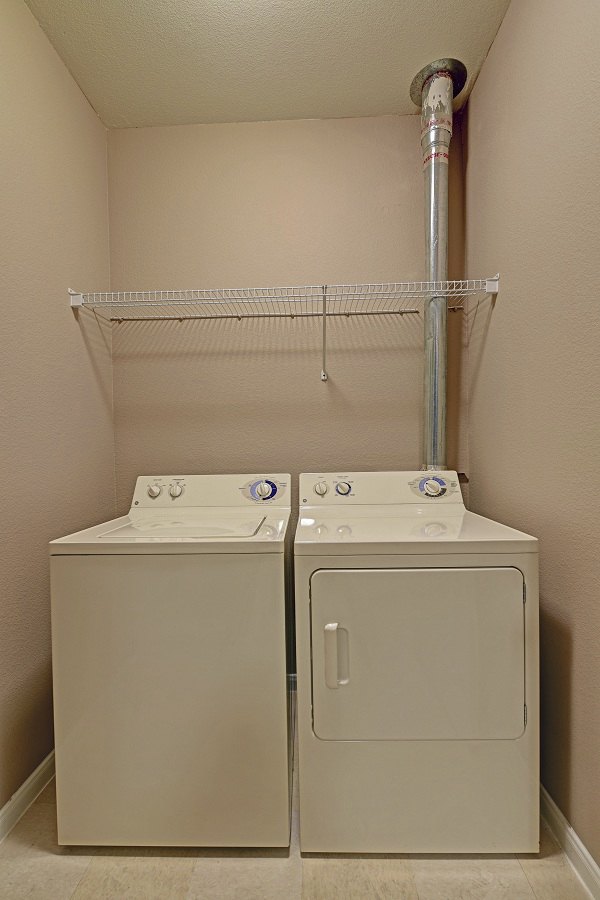 laundry room at Brisa at Shadowlake