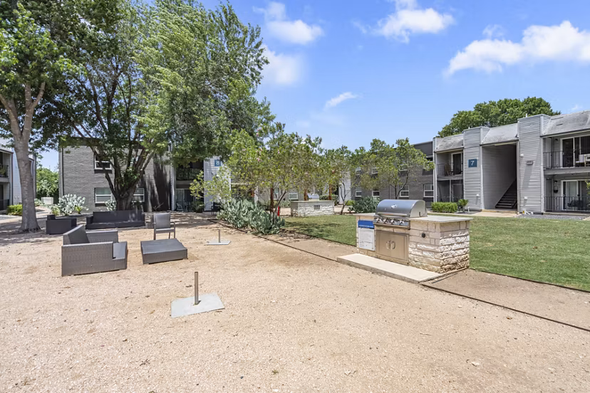 courtyard at Waterloo Flats Apartments