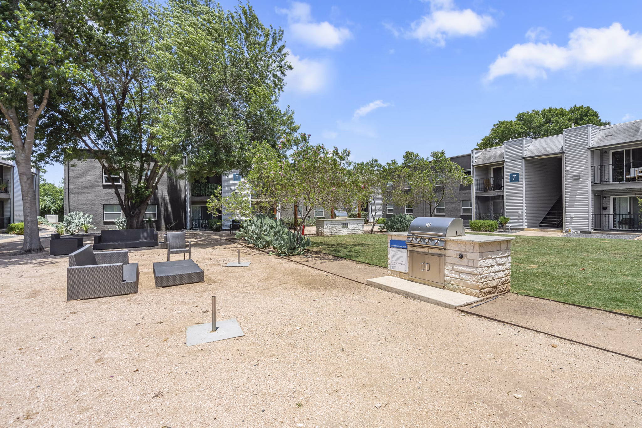 courtyard at Waterloo Flats Apartments