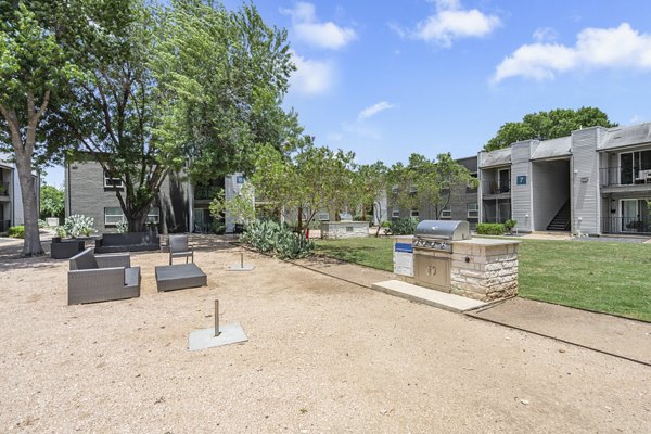 courtyard at Waterloo Flats Apartments