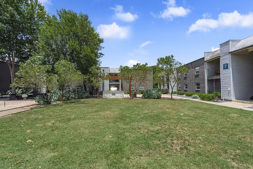 courtyard at Waterloo Flats Apartments