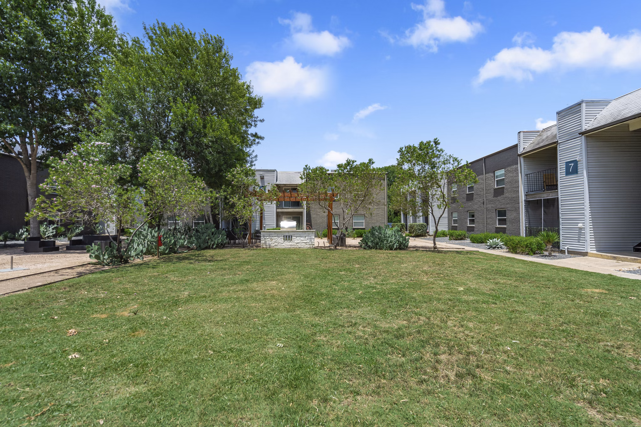 courtyard at Waterloo Flats Apartments