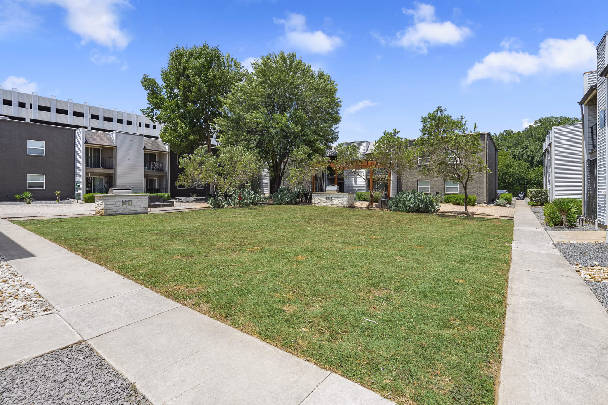 courtyard at Waterloo Flats Apartments