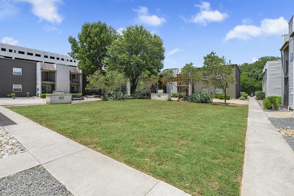 courtyard at Waterloo Flats Apartments