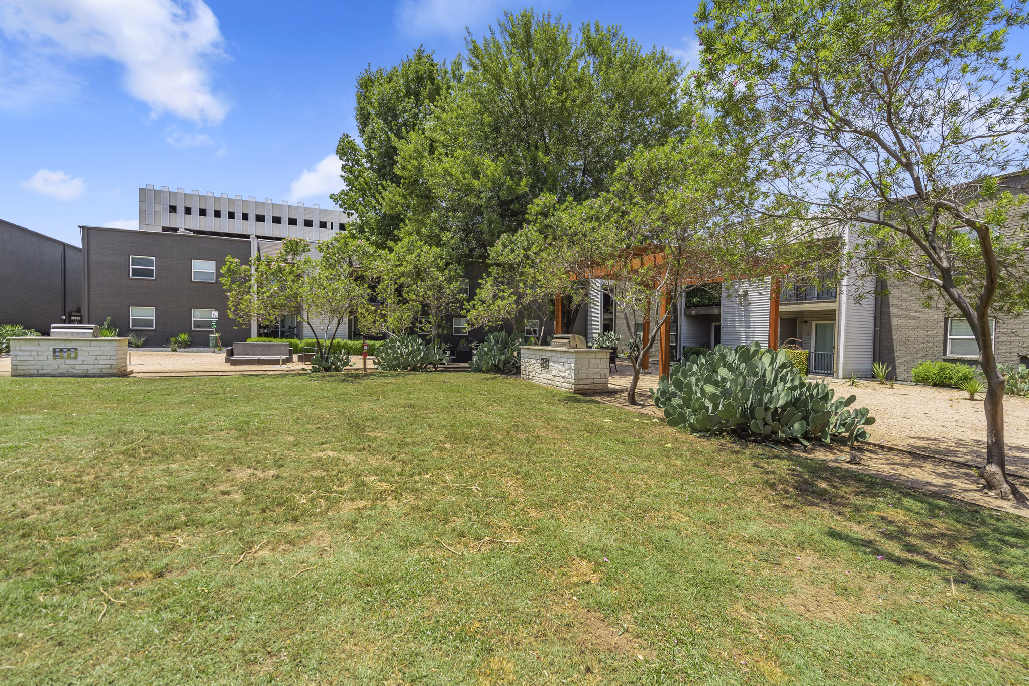 courtyard at Waterloo Flats Apartments