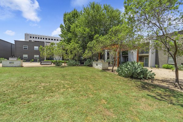 courtyard at Waterloo Flats Apartments