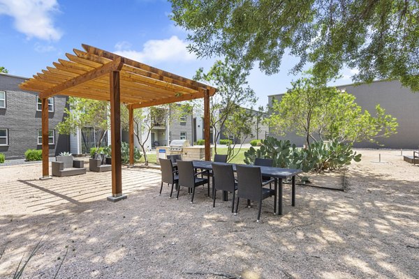 courtyard at Waterloo Flats Apartments
