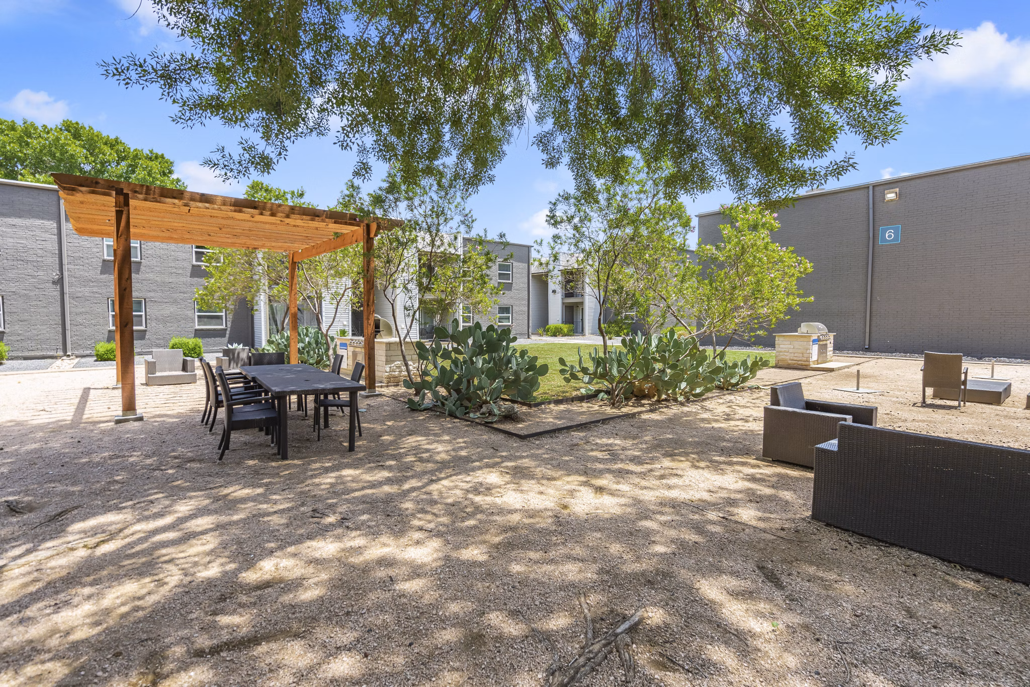 courtyard at Waterloo Flats Apartments