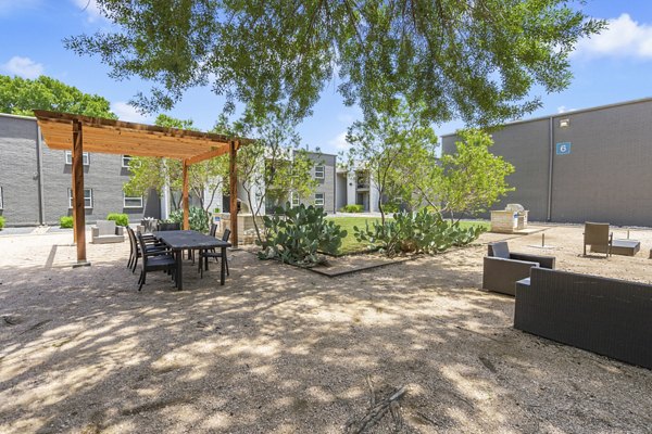 courtyard at Waterloo Flats Apartments