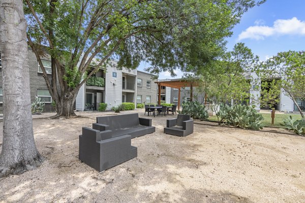 courtyard at Waterloo Flats Apartments