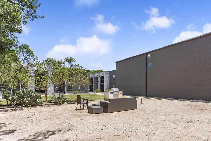 courtyard at Waterloo Flats Apartments