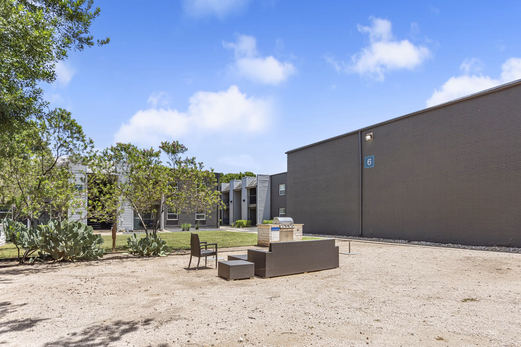 courtyard at Waterloo Flats Apartments