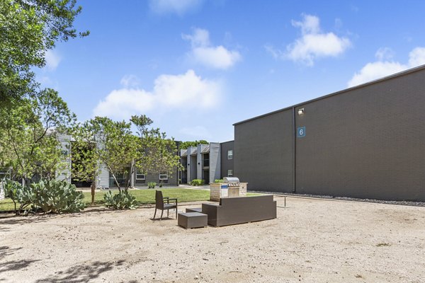 courtyard at Waterloo Flats Apartments