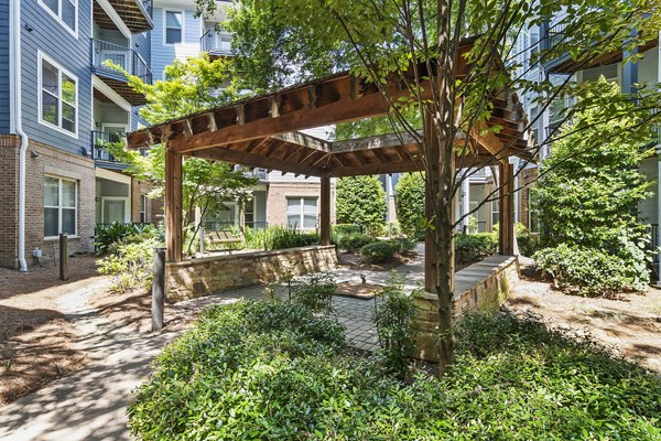 Avana on Main: Tranquil courtyard with lush greenery at luxury apartments in a vibrant urban setting