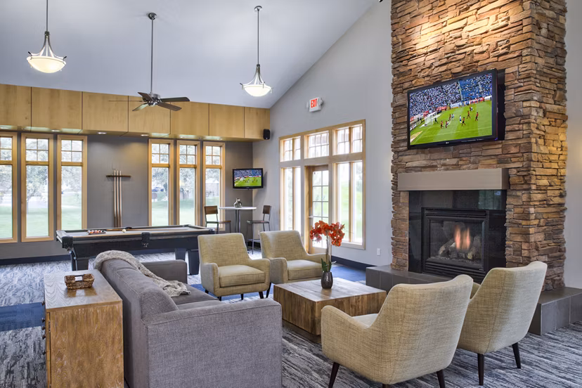 Clubhouse with spacious seating and modern dÃ©cor at Avana Southview Apartments