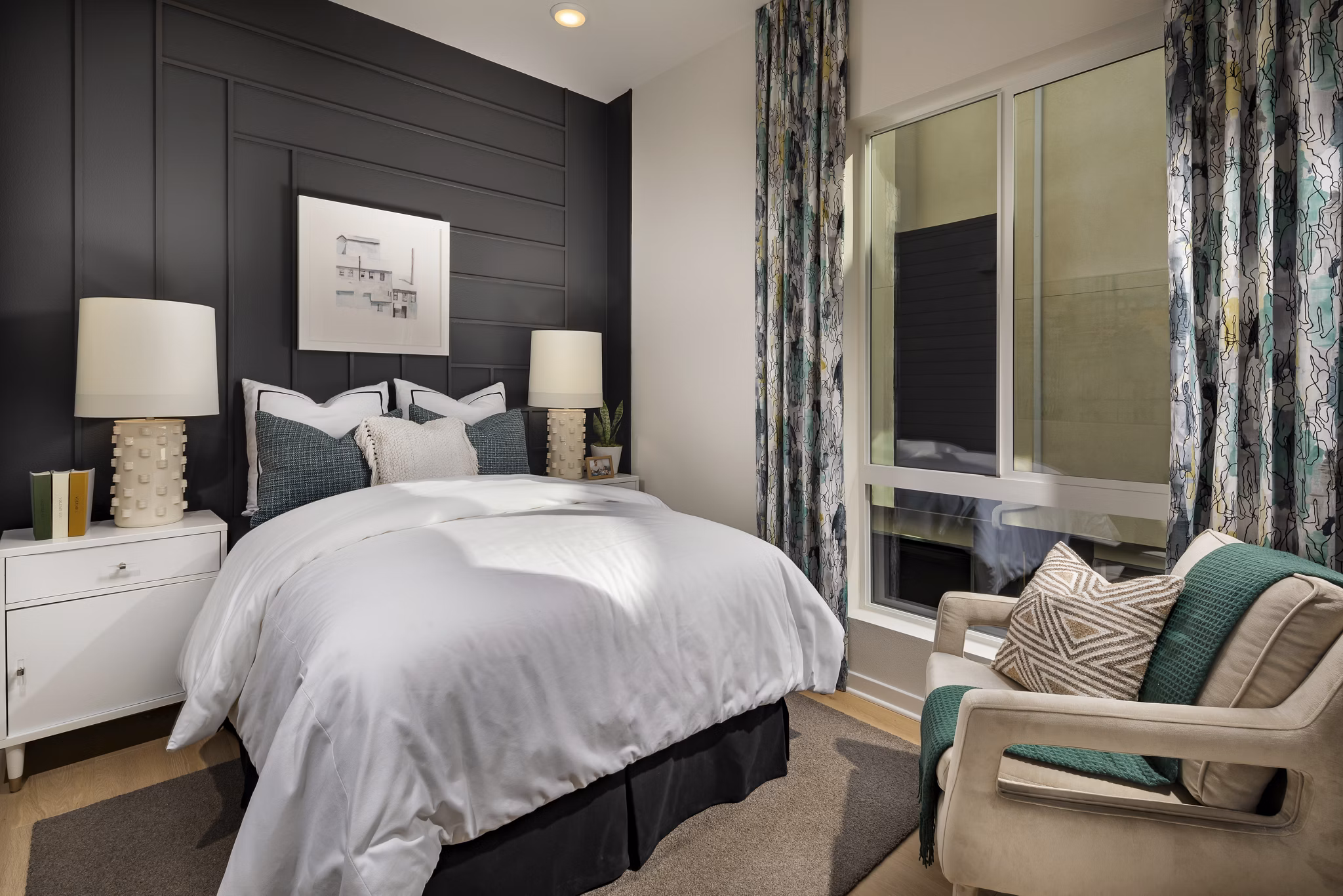Anden: Cozy bedroom featuring a modern design and large windows