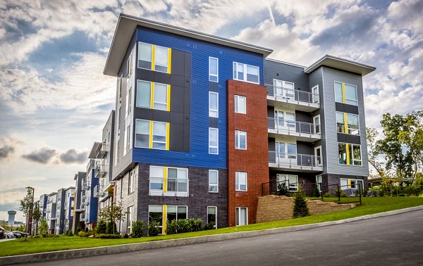 Ridge at Robinson: Elegant architecture of luxury apartments in serene setting