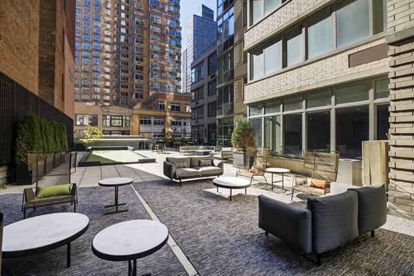 courtyard at 800 Sixth Apartments