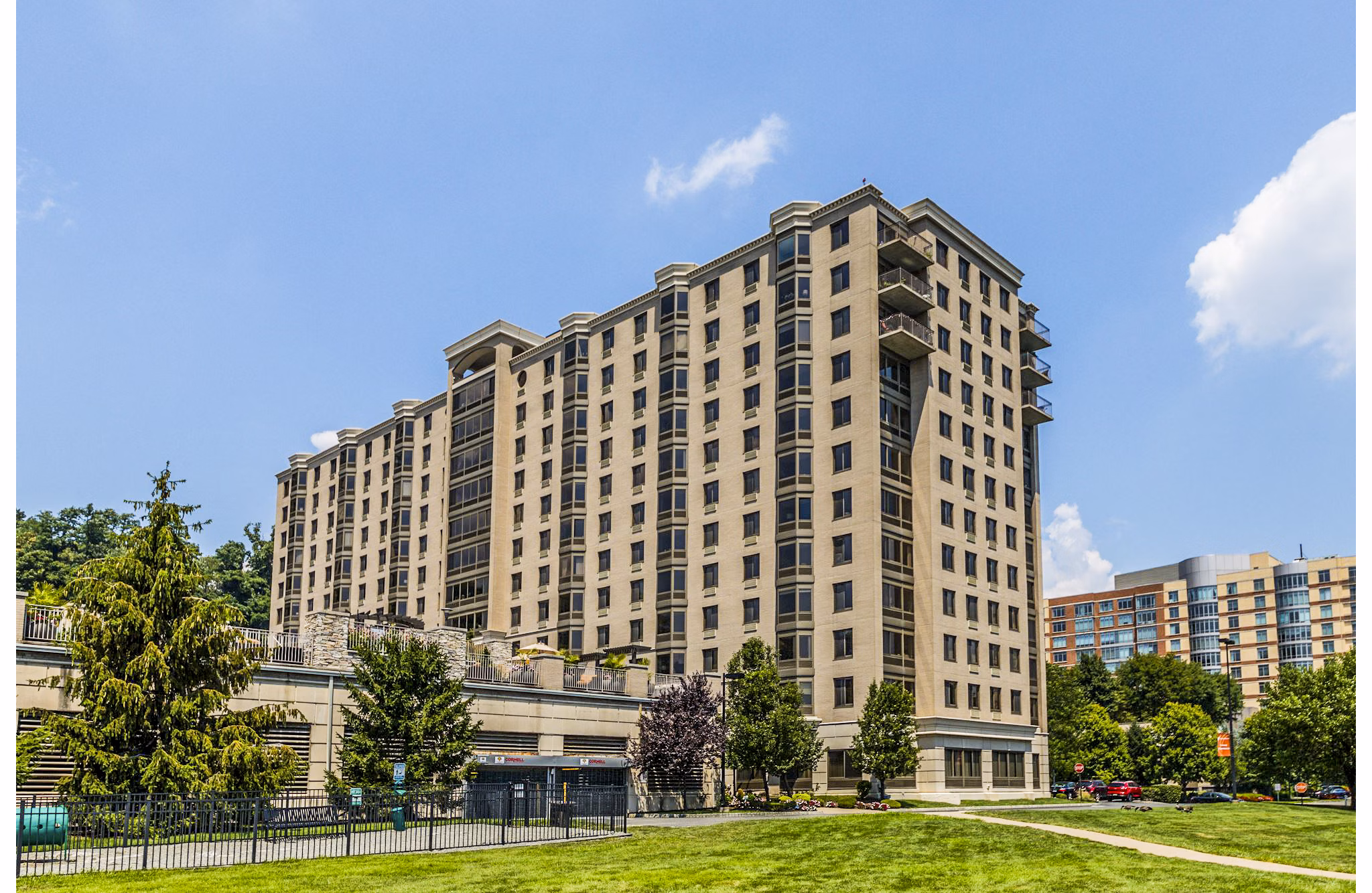 Half Moon Harbour: Scenic waterfront luxury apartments in New Jersey
