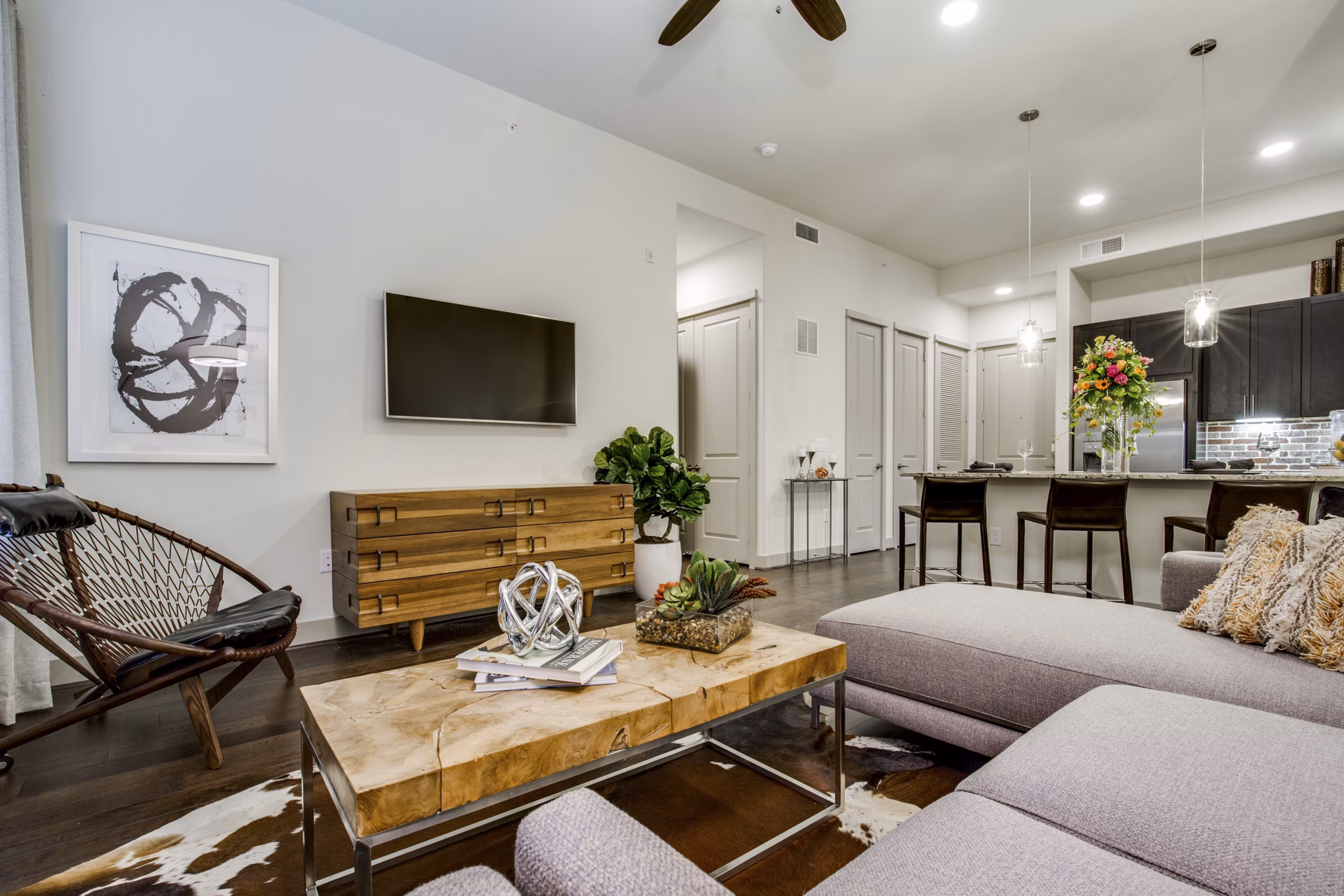 1414 Texas Downtown Apartments: Modern of luxury high-rise in vibrant downtown Houston