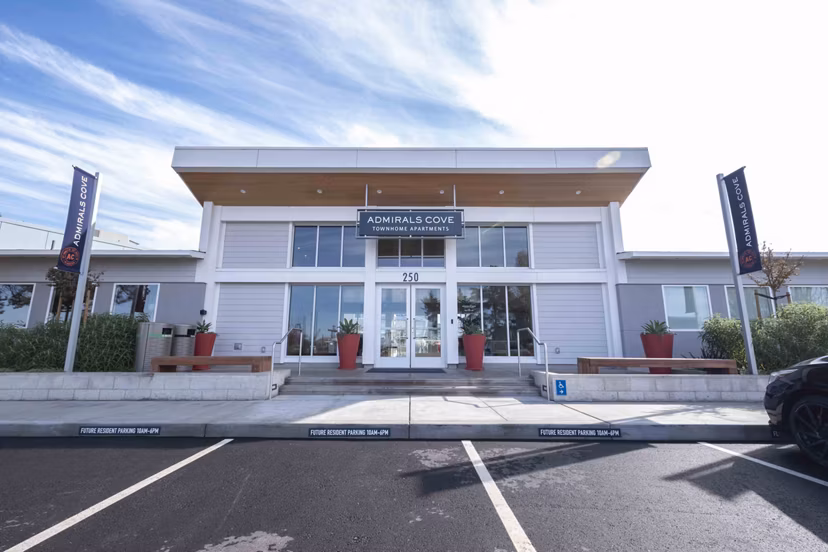 Admirals Cove Apartments: Elegant waterfront apartments in coastal community