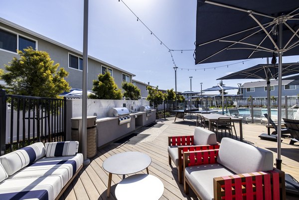 Admirals Cove Apartments: Tranquil courtyard with landscaped greenery and seating area, perfect for relaxation and outdoor leisure activities