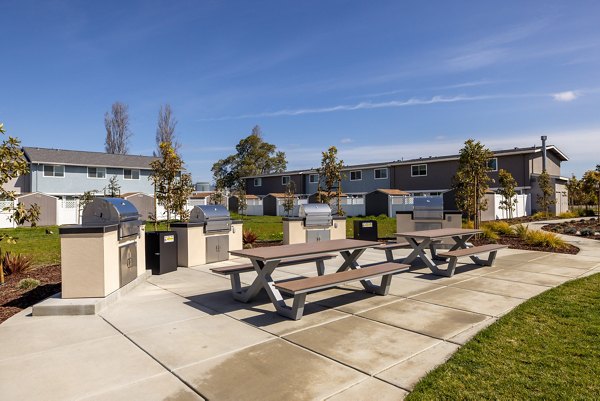 grill area at Admirals Cove Apartments