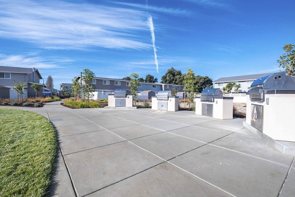 grill area at Admirals Cove Apartments