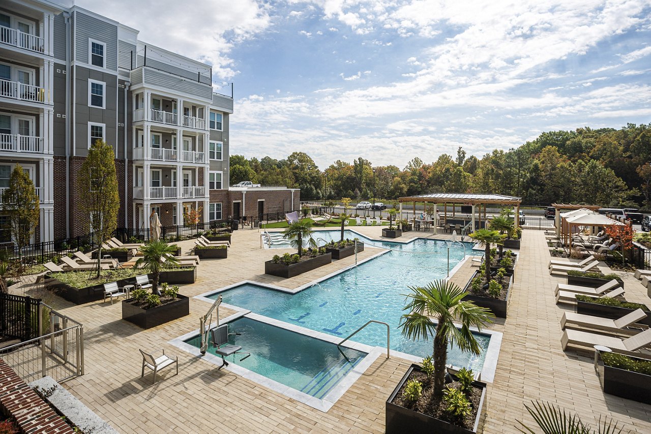 High Street View Luxury Apartments in Williamsburg Greystar