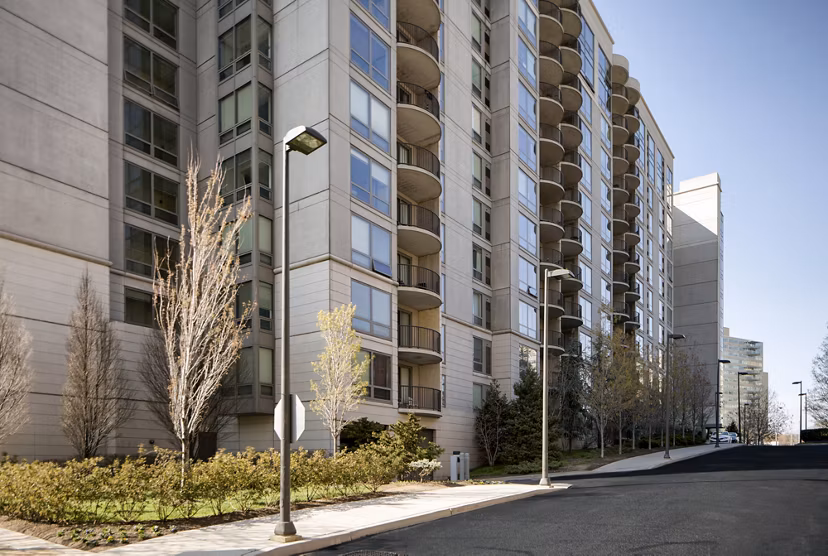 Edgewater Apartments: Luxurious waterfront apartments in downtown Dubai featuring scenic ocean views