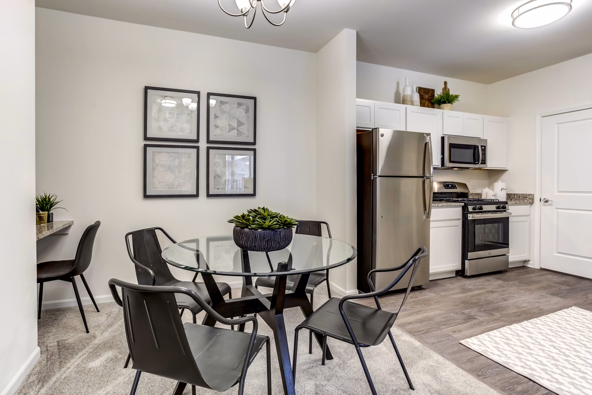 dining room at Highland Ridge Apartments