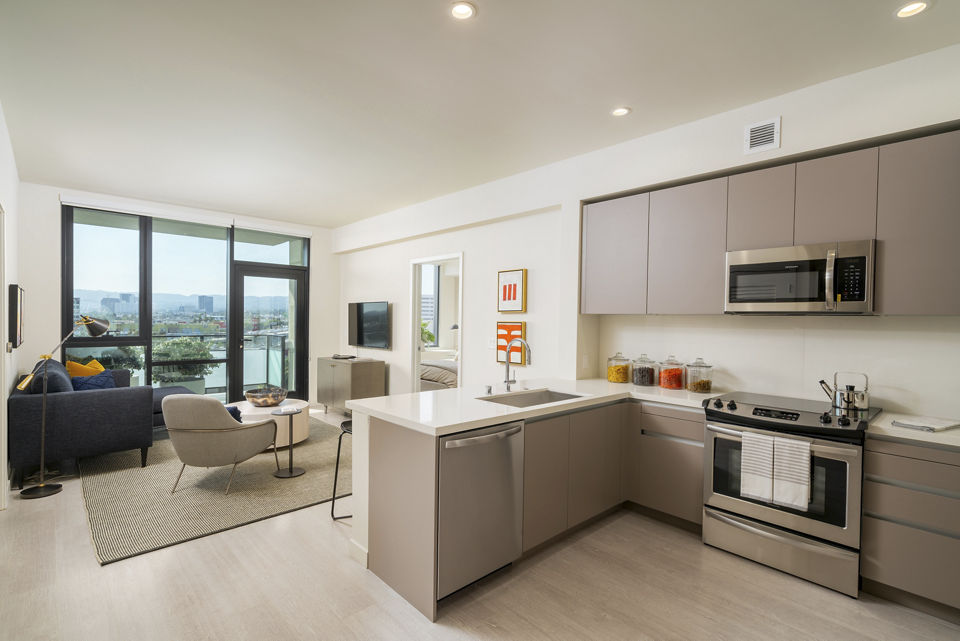 Linea Apartments: Modern living room with stylish furniture and natural light