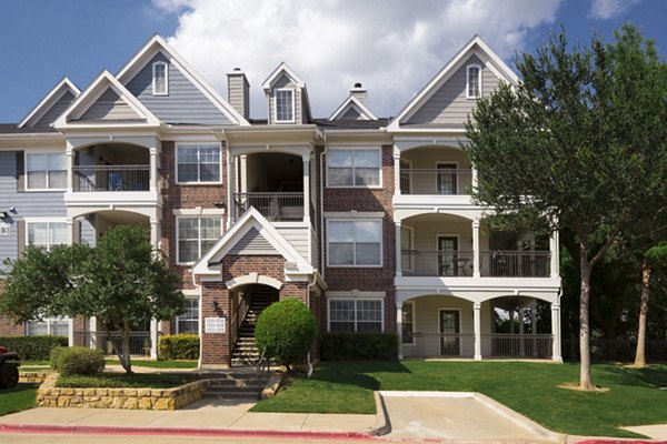 exterior at Grapevine TwentyFour 99 Apartments