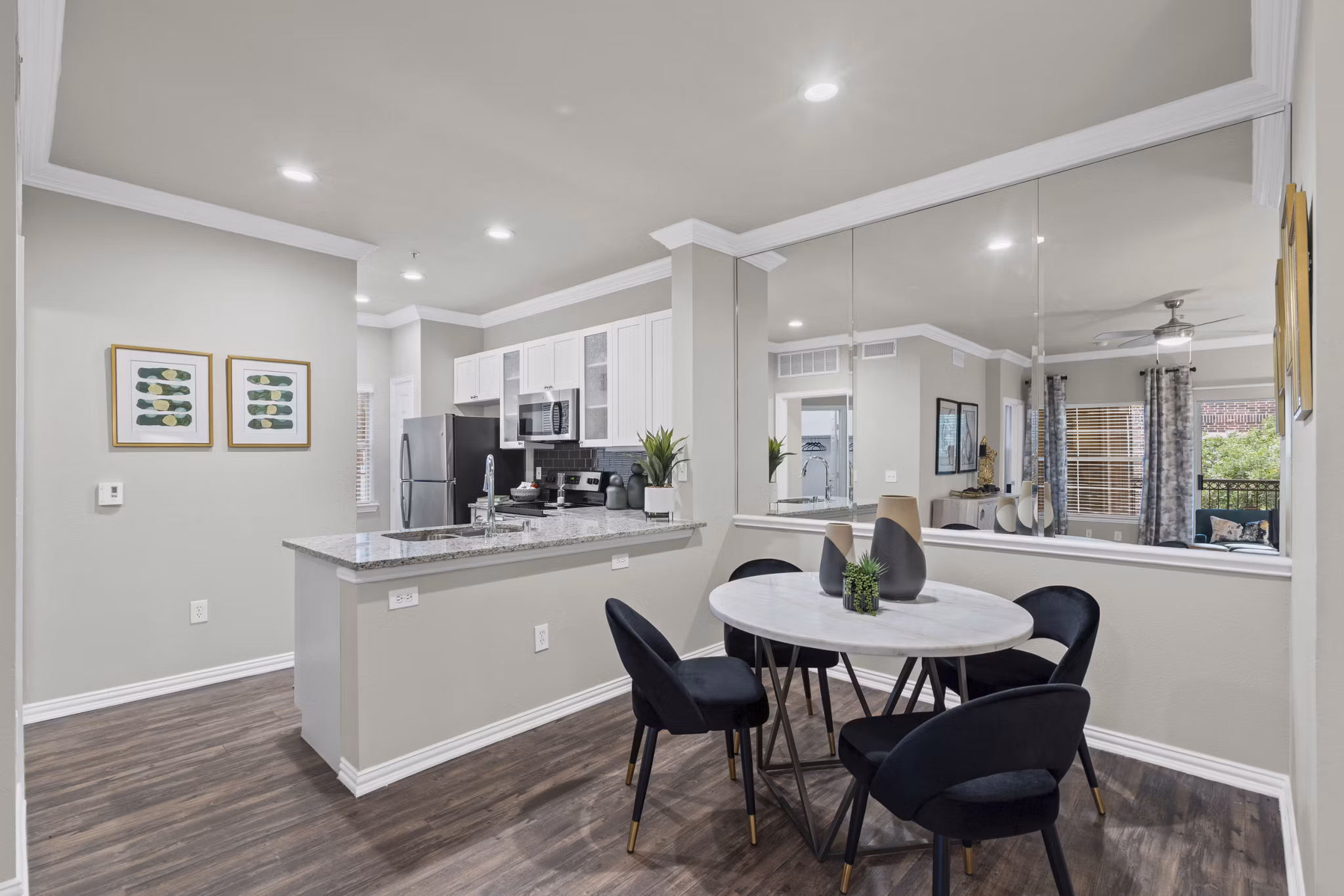dining room at Grapevine TwentyFour 99b Apartments