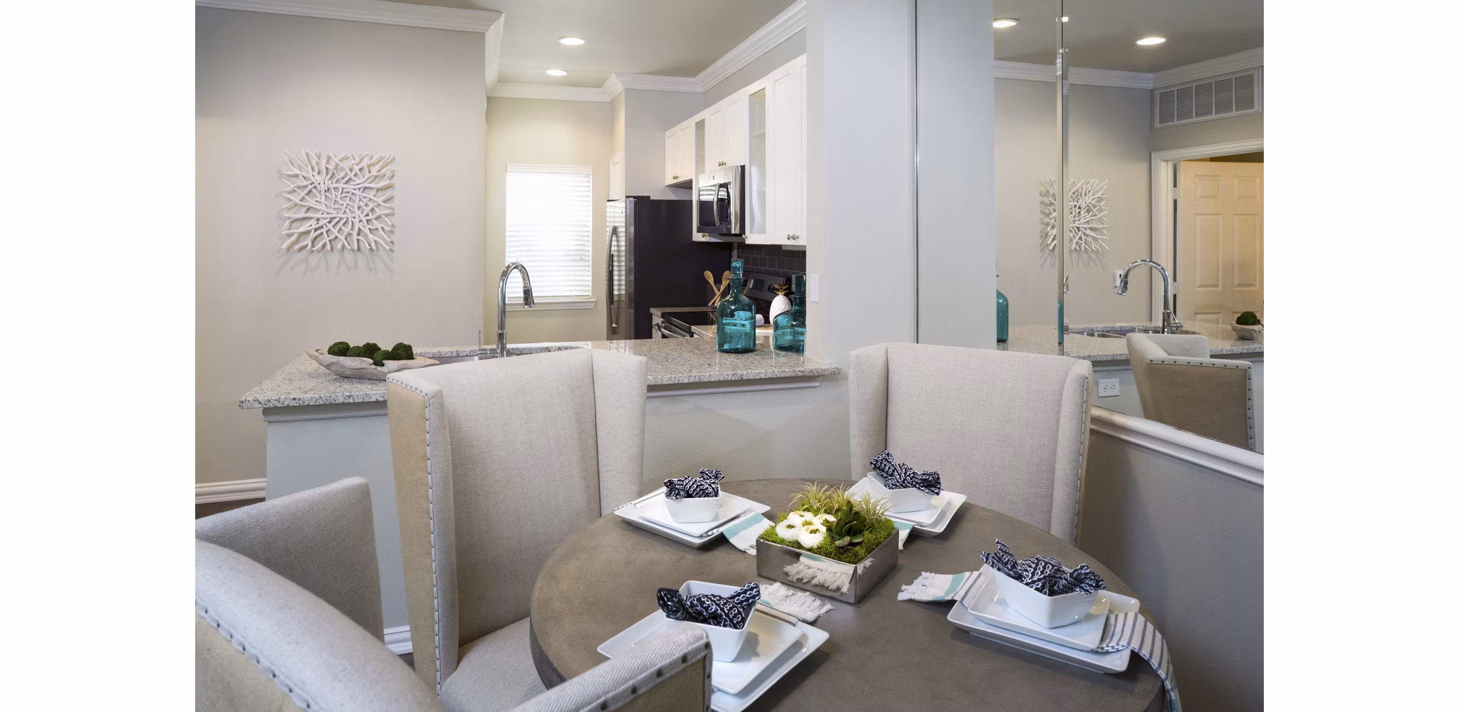 Dining room with elegant decor and modern furnishings at Grapevine TwentyFour 99 Apartments